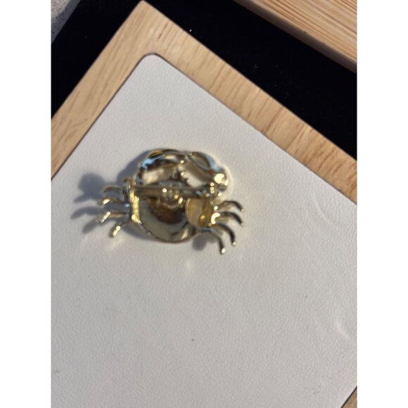 Gerry's Gold-Toned Crab Brooch With rose Shell Embellishment - Picture 5 of 7